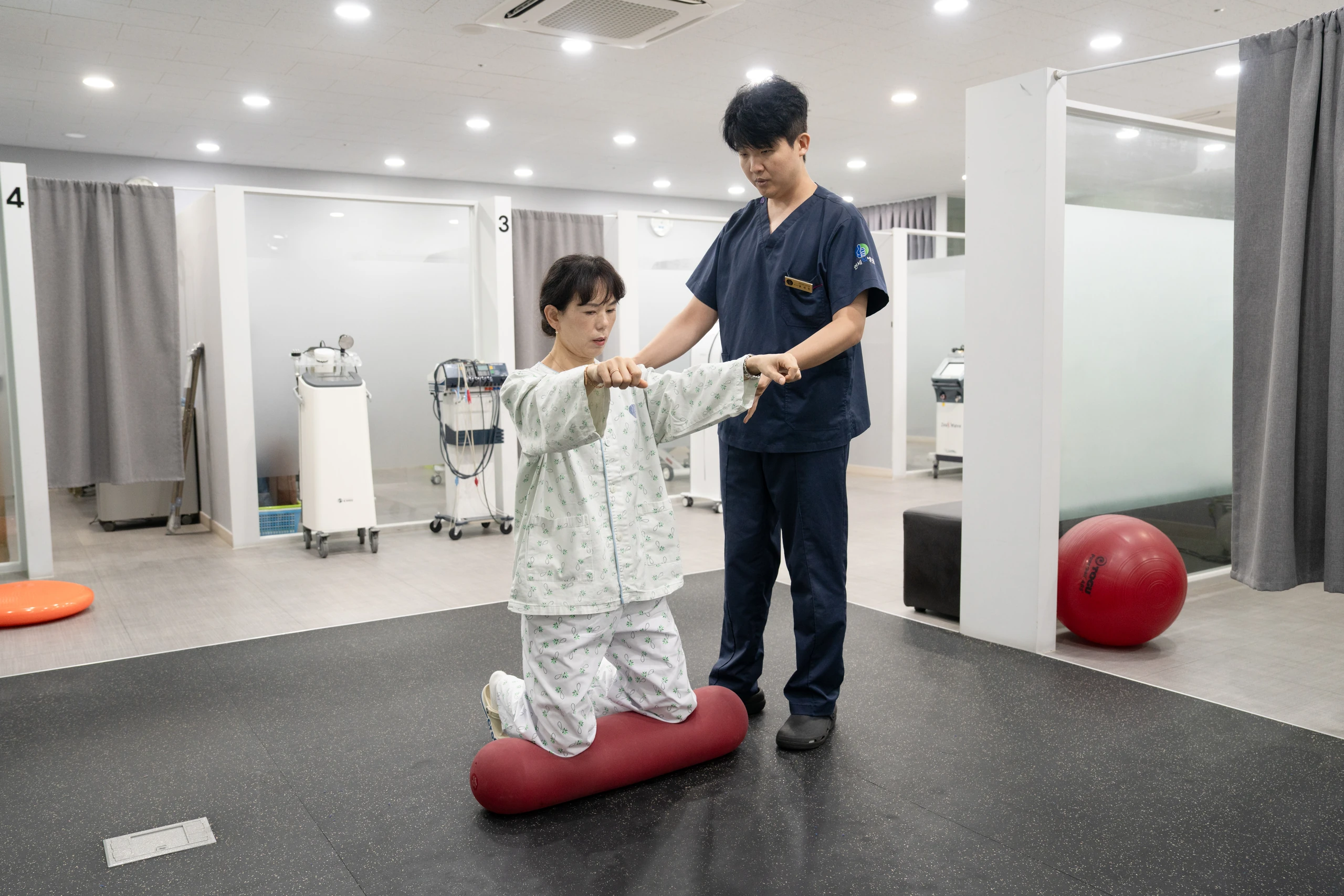 연세척병원 재활치료실에서 치료사의 지도에 따라 환자가 1:1 균형 및 기능 운동 훈련을 진행하는 모습